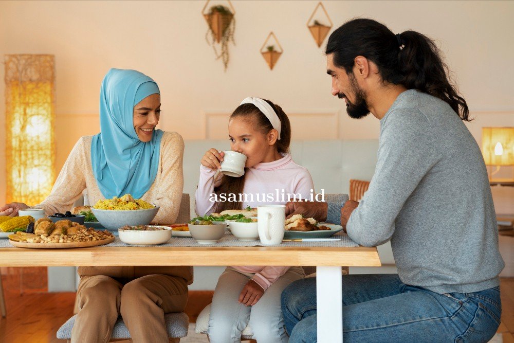 medium-shot-islamic-family-with-delicious-food.jpg